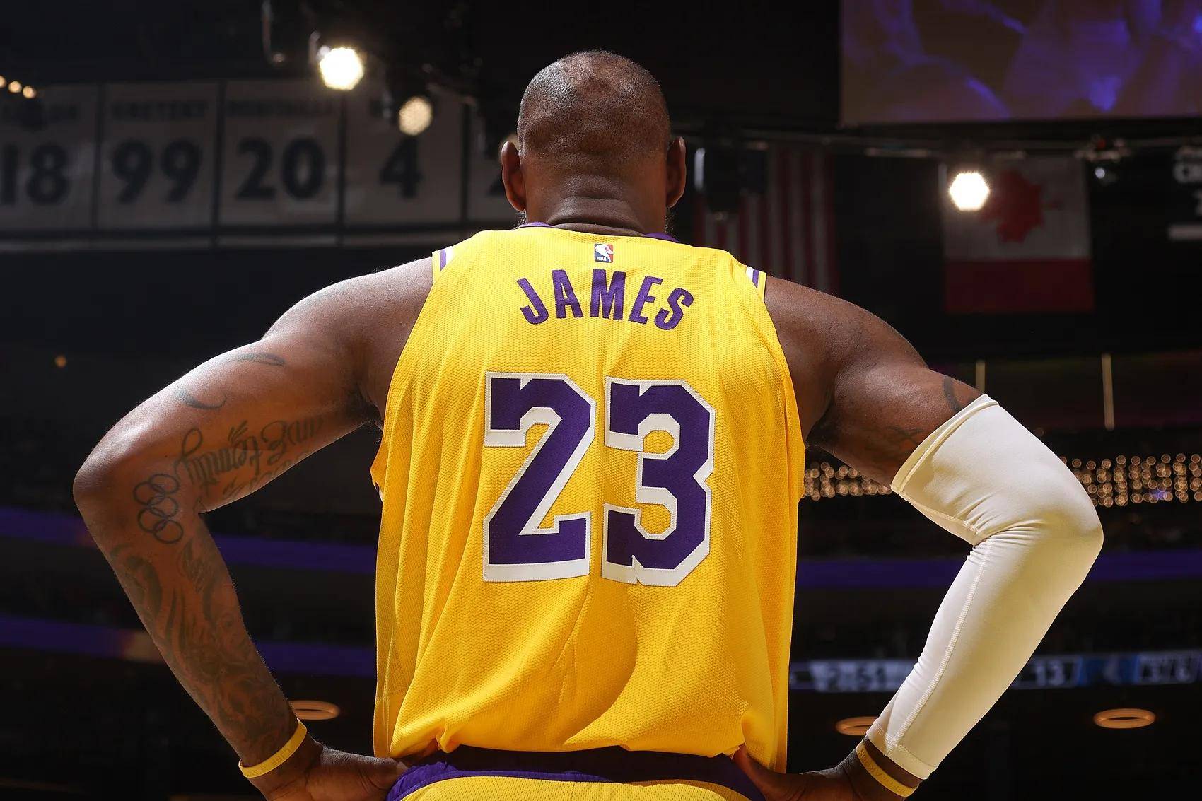 包含洛杉矶湖人训练开放日，冲刺阶段篮板制胜引欢呼，CBA常规赛在即，医务组通报恢复的词条