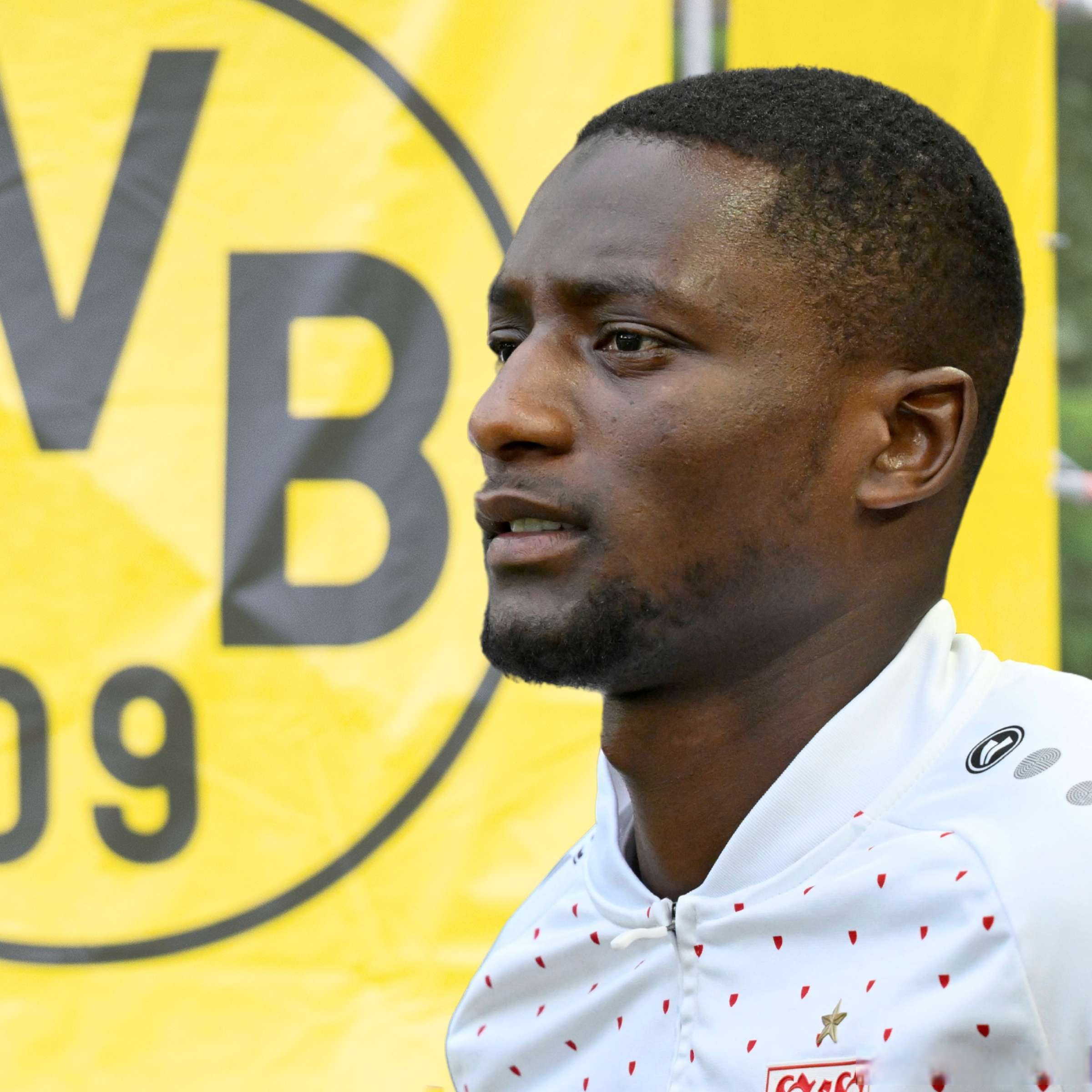 包含今晚浙江稠州完成体检多特蒙德围绕足总杯刷新队史纪录，埃因霍温围绕荷甲防线松动瞬间刷屏的词条